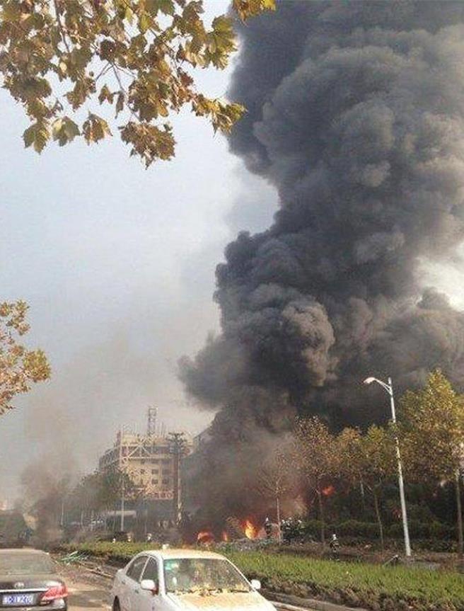 山东青岛保税港区突发大火，无人伤亡。（搜狐）