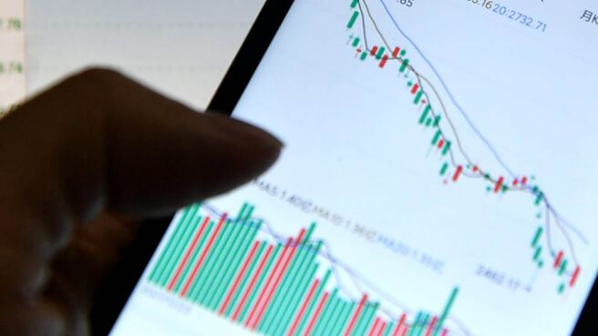 大陆股市在地产、教育、医疗等几个产业板块连动下持续破底。图／中新社