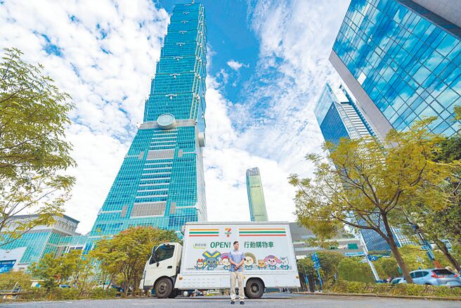 迎信義商圈跨年倒數，7-ELEVEN出動2台行動購物車拚業績。圖／統一超商提供