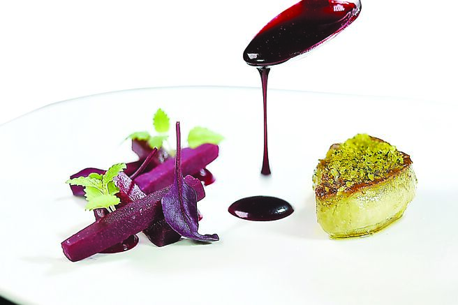 岁末年终全台鸭肝缺货，国宾〈A Cut〉牛排馆因早前大量採购、尚有库存，这个季节仍可尝到〈香煎鸭肝〉。图／姚舜