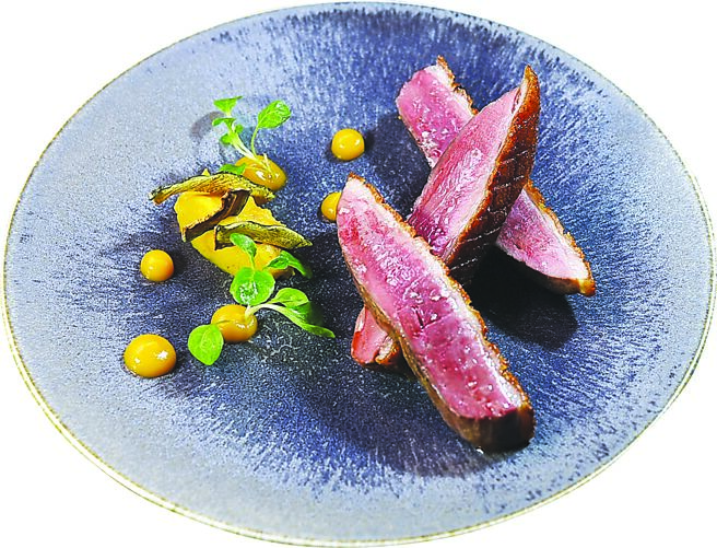 〈花莲玉里乾式熟成鸭胸〉是选用肉色淡粉红色的花莲玉里樱桃鸭的胸肉，熟成十天提升鸭肉风味，先煎后烤、皮酥肉嫩。图／姚舜