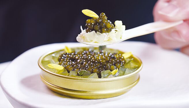 本季〈A Cut〉牛排馆的〈蟹肉鱼子酱〉又再度升级，行政总主厨凌维廉选用Kaluga Queen品牌15年的Kaluga品种鱼子酱入馔。图／姚舜