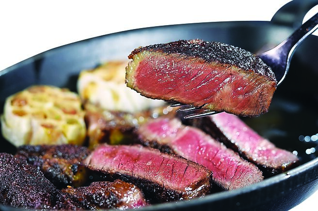 〈乾式熟成30天A Legacy带骨肋眼牛排〉酥香焦脆外层与红肉中，夹着一层香气浓郁的鹅黄色油脂。图／姚舜