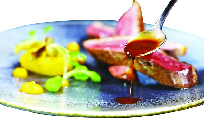 〈花莲玉里乾式熟成鸭胸〉提味酱汁，是以君度橙酒、乾辣椒、柳橙汁及瓜纳拉70％巧克力熬煮的「辣巧克力香橙酱汁」，带点酸度及微辣的尾韵。图／姚舜