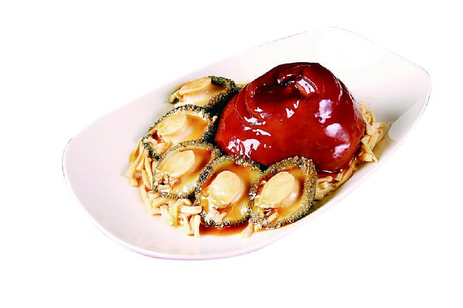 台北萬豪年菜外帶「紅燒鮑魚大元寶」的鮑魚，經浸漬、舒肥、精燉等複雜工序製成，每份2,988元。圖／台北萬豪酒店