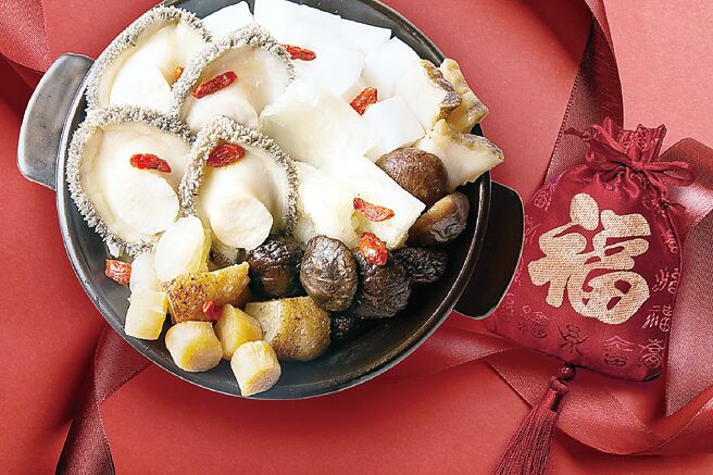 台北萬豪「頂級花膠鮑魚佛跳牆」湯底是以老母雞、金華火腿、後腿肉精燉八小時成濃韻「上湯」，再加蹄筋、冬菇、瑤柱、海參、曼波魚皮、金華火腿、去骨肋排，入甕燉煮四小時成菜。圖／台北萬豪酒店