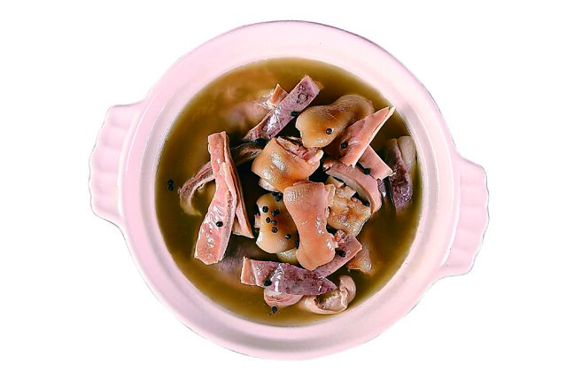 「黑胡椒豬腳豬肚湯」以黑胡椒、白胡椒混和炒香後加入豬大骨、雞骨及豬後腿肉精熬八小時製成湯底，加入黑毛豬豬肚及豬後腿，湯頭胡椒味濃郁回香，每份2,288元。圖／台北萬豪酒店