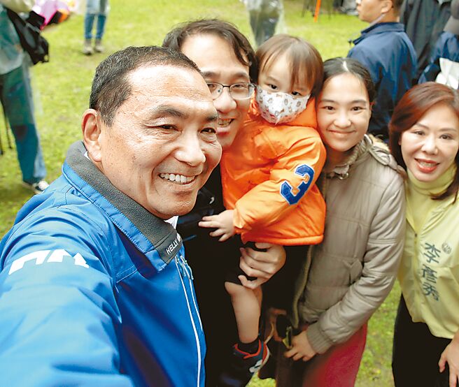 国民党总统候选人侯友宜（左）29日出席北市南港力挺优质立委重返国会户外记者会，活动后与支持民眾自拍留念。（郑任南摄）