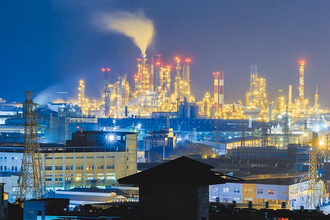 2024年起，碳排年排放量達2.5萬公噸的電力業及大型製造業需納入計價，預估有512家工廠會被徵收碳費。（本報資料照片）