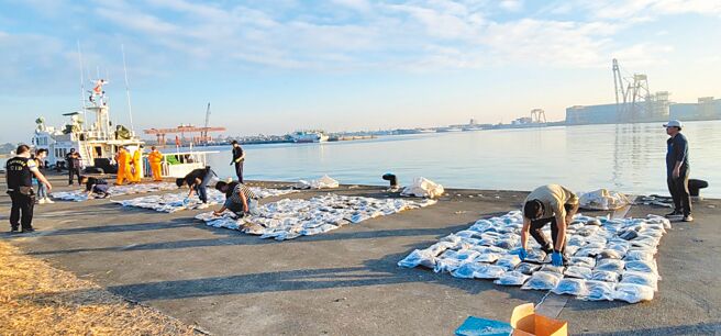海巡署北門查緝隊29日宣布破獲海上大宗走私大麻案，查獲破噸重的海上走私大麻，專案人員將大麻全部查扣，帶回高雄市興達港清點。（海巡署提供／程炳璋台南傳真）