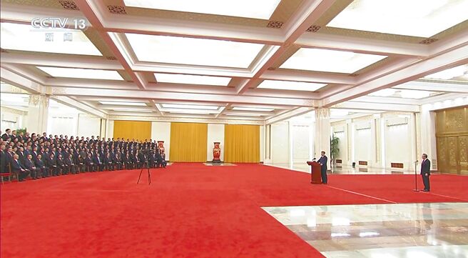 中共中央總書記習近平29日在北京人民大會堂接見大陸全體駐外使節，他指出外部勢力的打壓遏制不斷升級，要敢於善於鬥爭，做國家利益的捍衛者。（摘自央視）