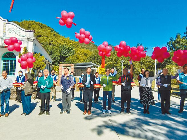 美濃區公所28日辦理廣善堂周邊的老舊設施及登山步道竣工啟用典禮。（林雅惠攝）