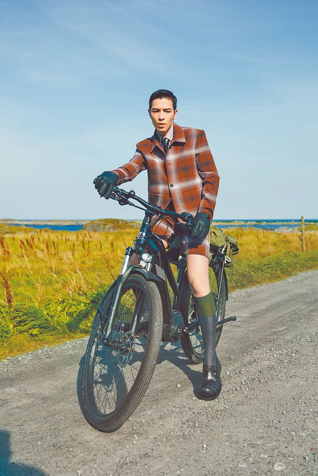 蕭敬騰在挪威拍攝MV時騎著腳踏車來回甩尾、翹孤輪，相當調皮。（華納音樂提供）