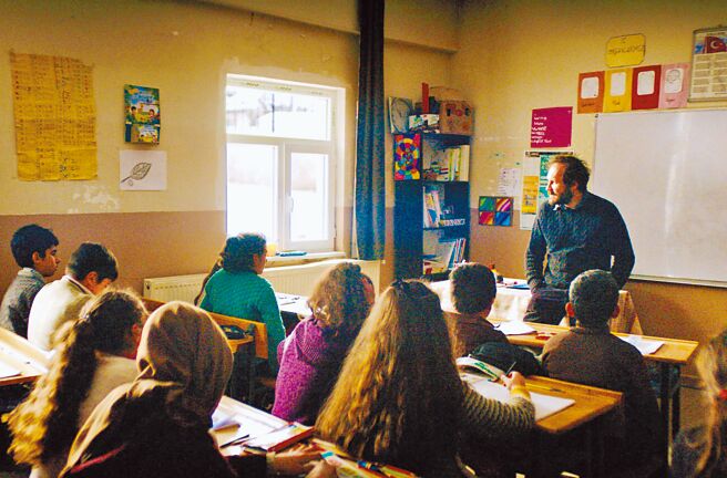 丹尼茲希理羅盧在電影《春風勁草》中，飾演被控「#MeToo」的男教師。（海鵬提供）