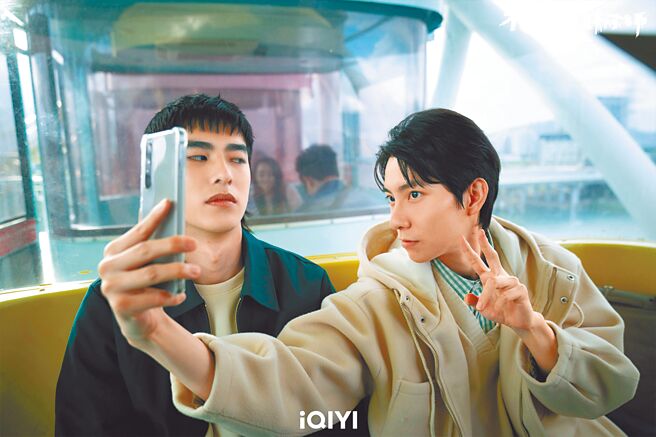 《不良執念清除師》在愛奇藝串流影音平台奪下台劇排行榜冠軍，左起為主演曾敬驊與彭千祐。（愛奇藝國際站提供）