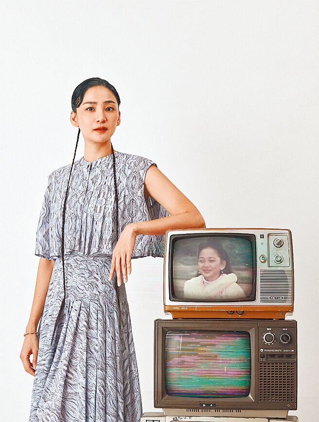 洪小鈴拍攝2024年曆，期許自己在戲劇上發展更多元。（幸星娛樂提供）