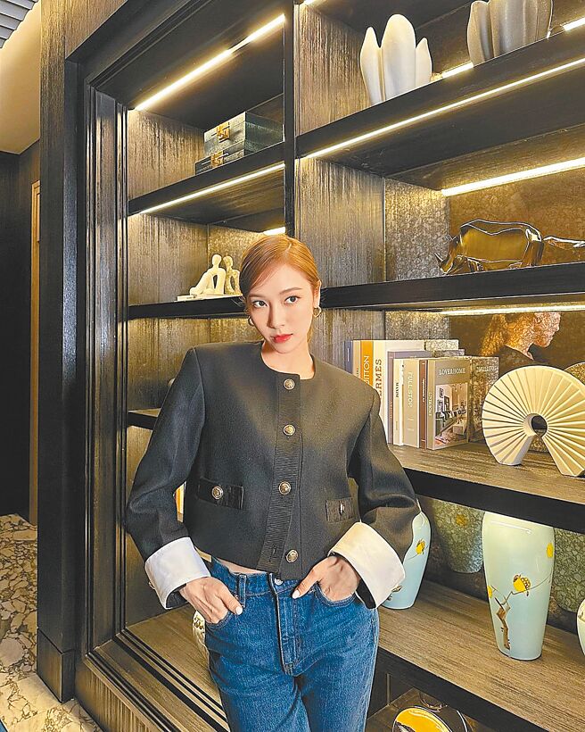 女星Jessica身着Sandro 2023秋冬系列。（摘自艺人IG）