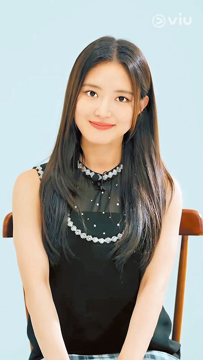 女星李世荣身着Sandro 2023秋冬系列。（摘自YT）