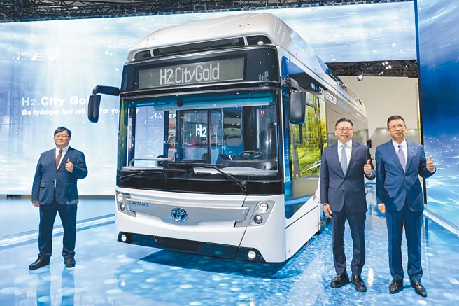 TOYOTA总代理和泰汽车举办TOYOTA H2 CITY GOLD预赏会，日本丰田汽车部长天羽光洋（左起）、和泰汽车总经理苏纯兴及和泰汽车商用车营业本部本部长叶嘉涵共同揭幕。（和泰汽车提供）