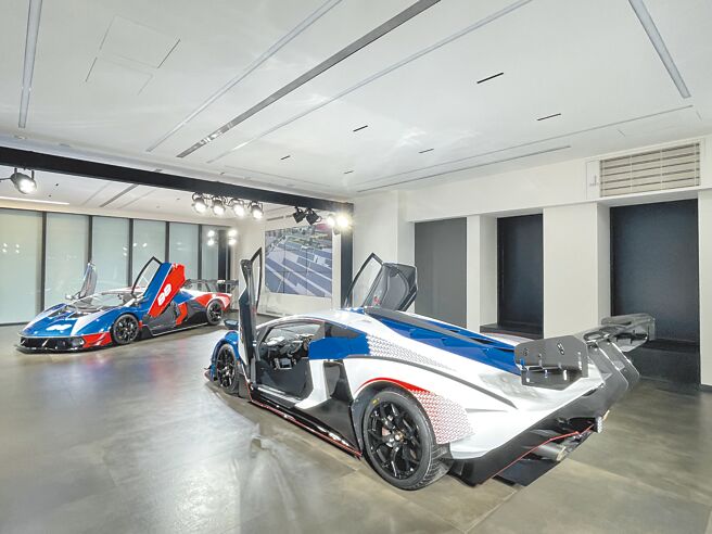 专程来台展出的两辆Lamborghini Essenza SCV12，特别以青天白日满地红配色打造车身涂装。（陈大任摄）