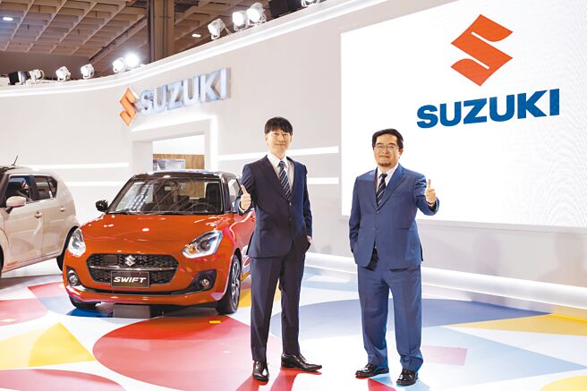 TAIWAN SUZUKI董事长长谷川靖（左）与协理潘滢仁共同为展区揭幕。（TAIWAN SUZUKI提供）