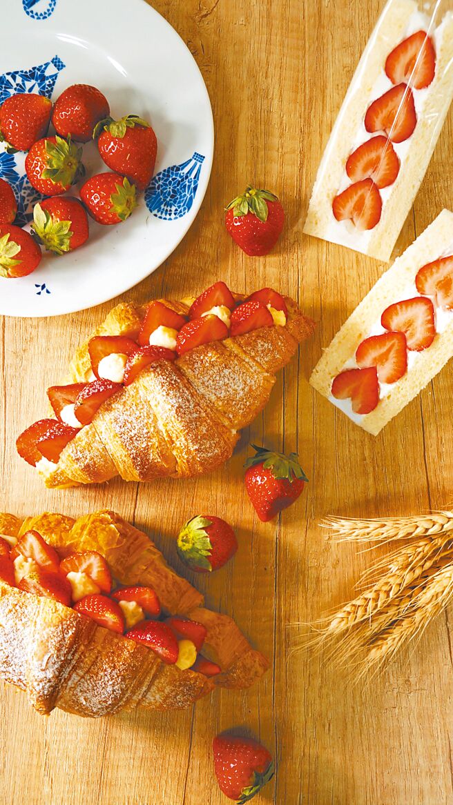 「普诺」以每日新鲜直送的大湖草莓，推出逾15种草莓系列烘焙及甜点品项，抢攻冬季粉红商机。（普诺麵包坊忠孝店提供）