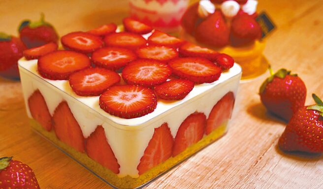 「草莓宝盒」以主厨改良的手指蛋糕夹入超过15颗满满草莓和马斯卡邦慕斯，层次分明。（普诺麵包坊忠孝店提供）