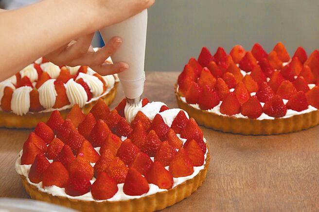 「深夜里的法国手工甜点」草莓季限定产品皆使用大量草莓。（深夜里的法国手工甜点提供）