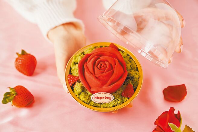 冬季新品「掌心玫瑰」绝美登场，柠檬乳酪巧克力甘纳许作为丝滑花瓣，层层包裹酸甜的草莓冰淇淋。（哈根达斯提供）