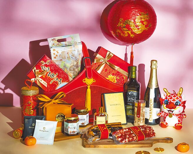 因應走春送禮商機，星級飯店推出眾多年節禮盒搶市，圖為「祥龍瑞氣禮籃」。（台北遠東香格里拉提供）飲酒過量 有害健康