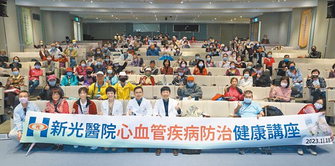 「旺旺中时生活讲堂-健康系列讲座」，由新光医院心臟内科周靖尧医师（右三）及林姝含医师（左四）主讲「血管不暴走~护心新生活」，心臟内科主任蔡适吉（左五）致词，吸引许多民眾参加。（张铠乙摄）