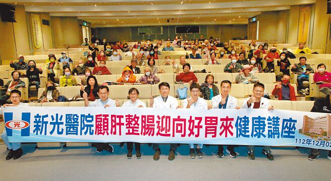 「旺旺中时生活讲堂-健康系列讲座」，由新光医院胃肠肝胆科张丽文医师（左三）、廖俊尧医师（左二）及赖冠宏医师（左五）主讲「顾肝整肠 迎向好胃来」，胃肠肝胆科孙灼基主任（左四）致词，民眾反应热烈。（赵双杰摄）