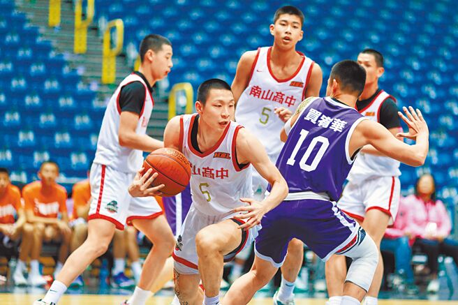 體育署與高中體總承諾檢討中學聯賽的轉學禁賽規定，圖中球員非新聞相關人物。（高中體總提供）