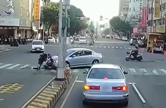 2学童走斑马线遭撞 女三宝辩「视线死角」！Cheap轰：A柱是无辜的