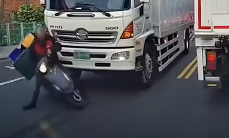竟敢大貨車前「鑽車」 騎士下秒遭撞倒！網搖頭：這次運氣用完了