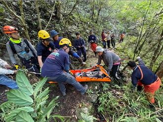 台大生跌落咲咲山古道边坡 消防连夜搜救直升机吊挂下山