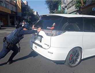 百萬休旅車刁在台中要道 警使洪荒之力差點推不動