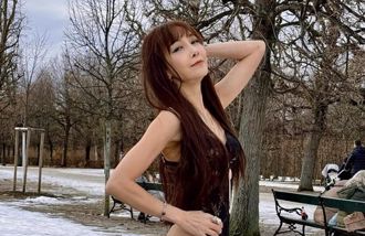 57歲美魔女穿內衣  維也納雪地裡開高衩霸氣喊：I don’t care