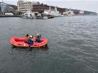 年終基隆港內迎來不速之客 男子「游」給消防員追