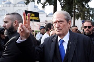 阿爾巴尼亞前總理貝里沙 因貪腐罪名遭調查與拘禁