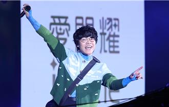 演出一半遇突发！卢广仲唱北跨「上台吓到」 穿透视装偷藏胸肌