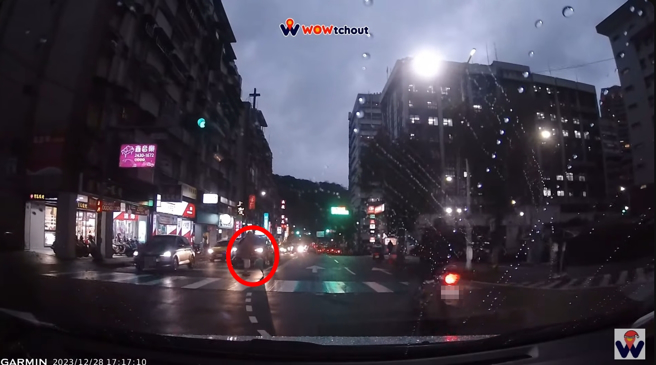 一名行动不便的老人过马路，但速度实在太慢，才走1/3就变红灯。(图／影片截图)