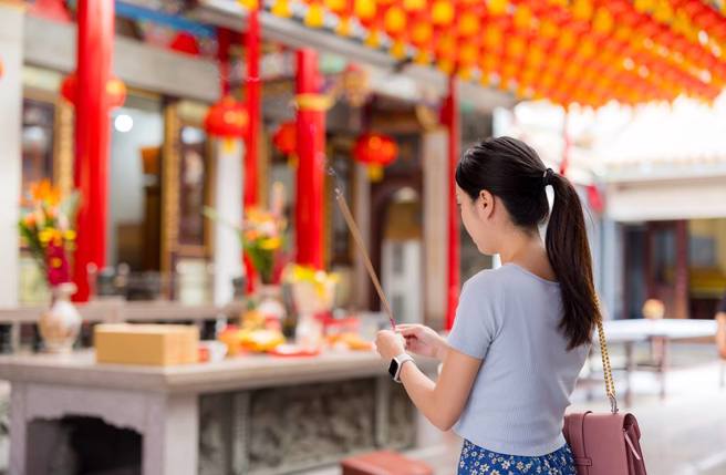 「感应占卜师」王妙坤求籤预测2024国运。（示意图／达志影像／Shutterstock提供）