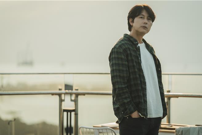 郑雨盛在《跟我说爱我》中脸蛋帅气依旧。（Disney＋提供）