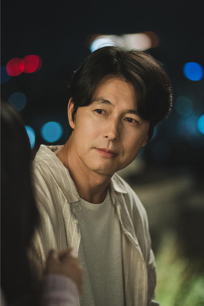 郑雨盛在《跟我说爱我》中再度用带点忧郁又深情的眼神，让观眾陷入他的魅力中。（Disney＋提供）