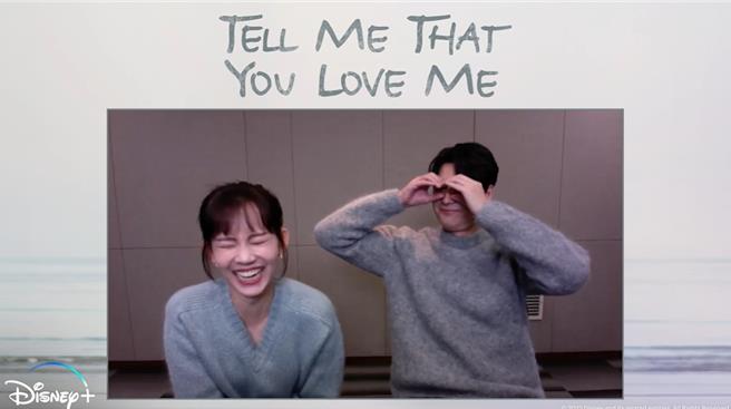 郑雨盛俏皮用双手框住双眼向申铉彬自夸眼睛好看。（Disney＋提供）