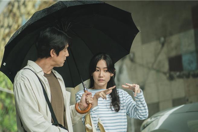 申铉彬在《跟我说爱我》中为和郑雨盛沟通，相当认真地学了手语。（Disney＋提供）