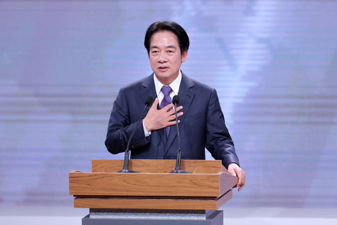 民進黨總統候選人賴清德昨日辯論會稱「把中華民國當作是兩岸的護國神山，是要給台灣帶來災難」，後又改口是失言，少講「憲法」，企圖平息爭議。（台北市攝影記者聯誼會提供／黃世麒攝）