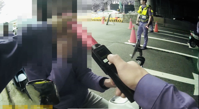 警方逮捕无照骑机车的陈姓车手，30分钟内就破诈骗案。（翻摄画面）