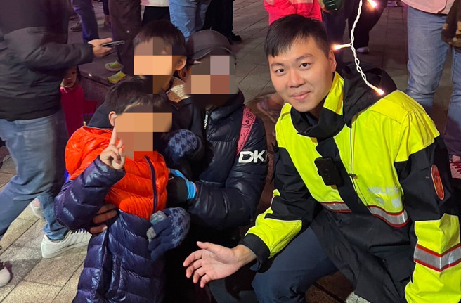 吳姓男童開心地「比YA」與員警合影。 （翻攝畫面）